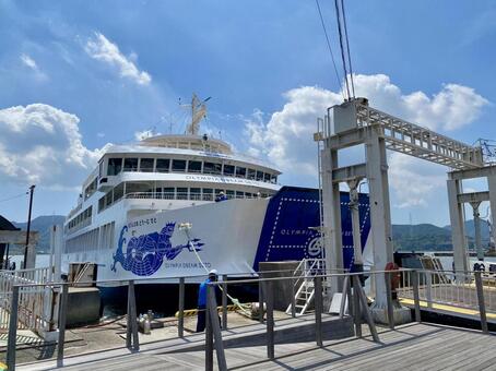 瀬戸内海の風景 クルーズ船,港,海の写真素材