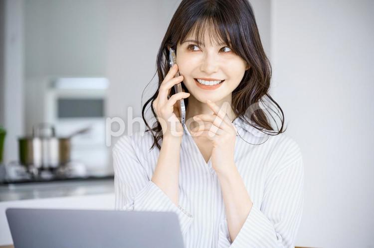 電話する女性　主婦　在宅　リモート 主婦,女性,テレワークの写真素材