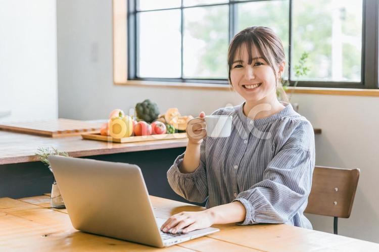 家でテレワークする日本人女性（コーヒー） パソコン,在宅勤務,テレワークの写真素材