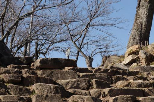 冬の青空をバックに久松山頂の鳥取天守跡 天守跡,城跡,石段の写真素材
