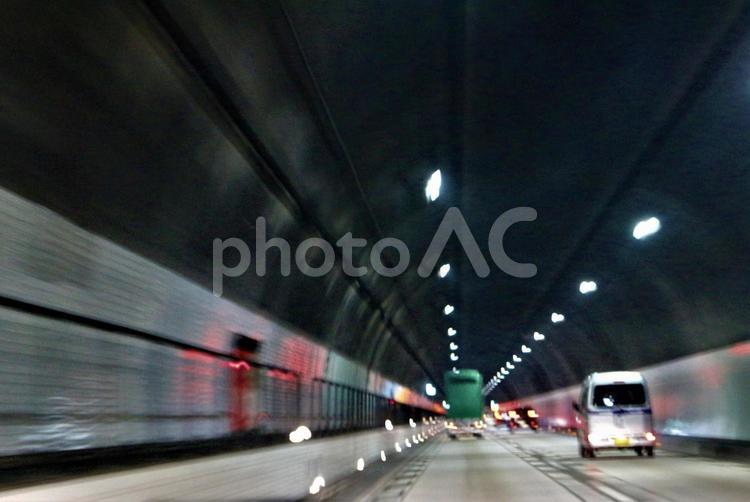 トンネルの中　ハートの光 トンネル,ハート,光の写真素材