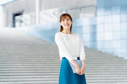 オフィスで働くビジネスウーマン オフィスで働くビジネスウーマン ビジネスウーマン,ビジネス,女性の写真素材