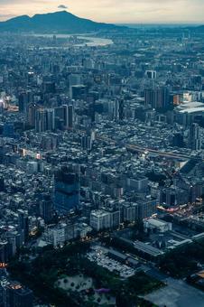 台湾・台北101から市内(西側)の夕暮れ 台湾・台北101から市内(西側)の夕暮れの写真