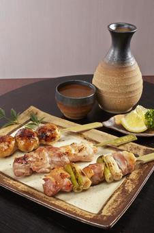 焼き鳥3種と冷酒 焼き鳥3種と冷酒 焼き鳥,ねぎま,つくねの写真素材