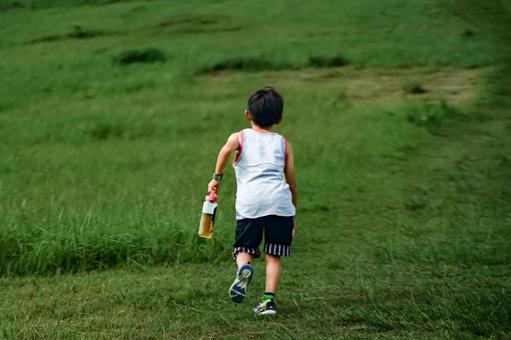 <素材>水筒を持って山を駆けあがる男の子 <素材>水筒を持って山を駆けあがる男の子 子供,男性,人物の写真素材