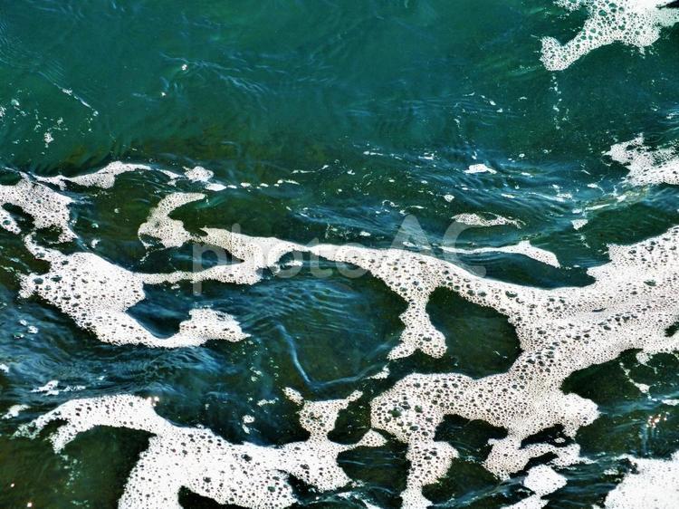 波の泡が集まる模様 波,泡,波しぶきの写真素材