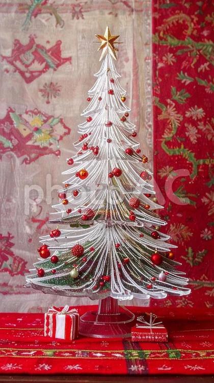 白いクリスマスツリー　赤と白の背景 ホワイト,クリスマス,ツリーの写真素材