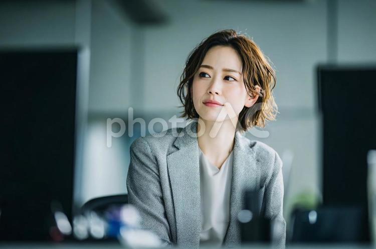 デスクワークするビジネスウーマン-11 ビジネスウーマン,女性,オフィスの写真素材