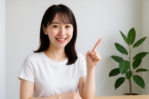 指を立てて強調する女性 指を立てて強調する女性の写真