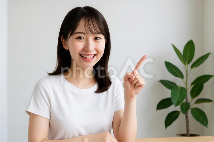 指を立てて強調する女性 女性,指差し,笑顔の写真素材