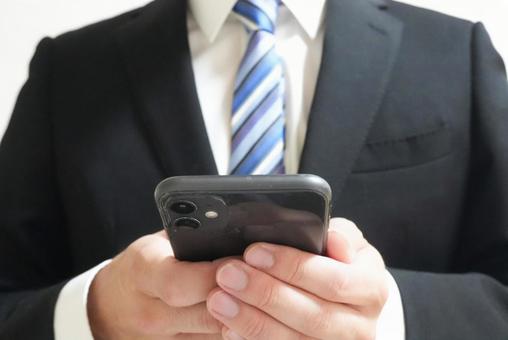スマホを操作するビジネスマンのイメージ② スマホを操作するビジネスマンのイメージ② スマホ,スマートフォン,iphoneの写真素材