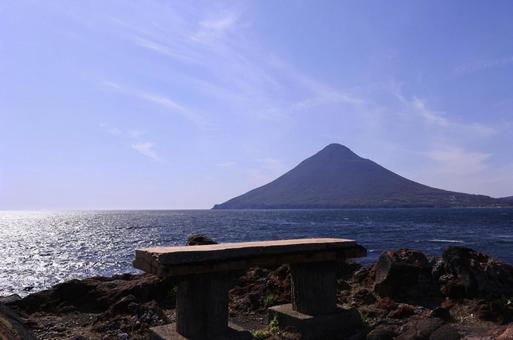ベンチと開聞岳と海 ベンチと開聞岳と海の写真