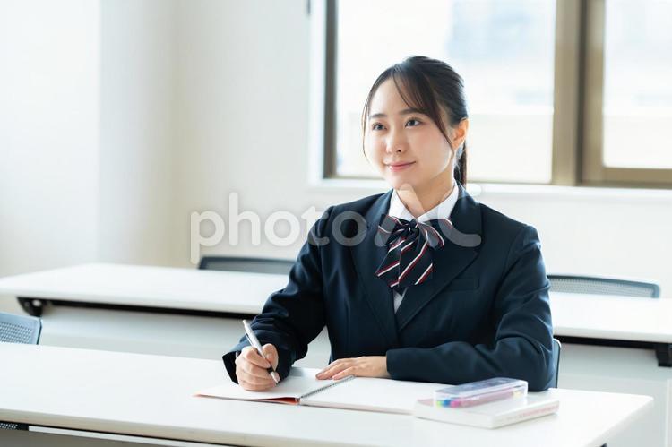 教室で勉強する学生 高校生,笑顔,学生の写真素材