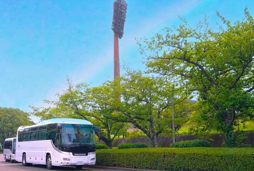スタジアムの送迎バス（虹） バス,応援団,観戦の写真素材
