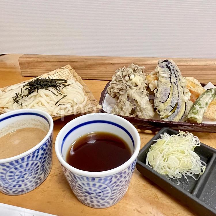 水沢うどん二色麺つゆ舞茸と野菜の天ぷら 大澤屋,舞茸天ぷら,ごま汁の写真素材