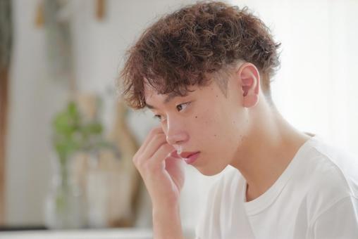 ワイヤレスイヤホンをつける若い男性 ワイヤレスイヤホンをつける若い男性 イヤホン,ワイヤレスイヤホン,音楽の写真素材