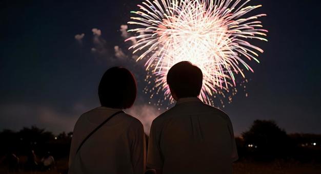夏の花火を見つめる日本人カップル 夏の花火を見つめる日本人カップル の写真