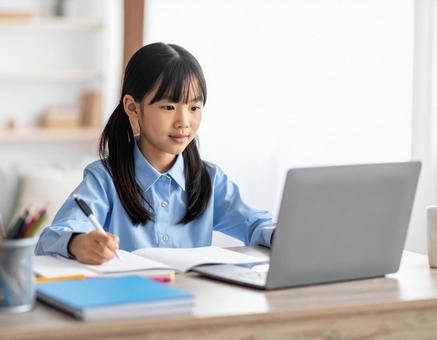 パソコンで勉強する小学生の女の子の写真