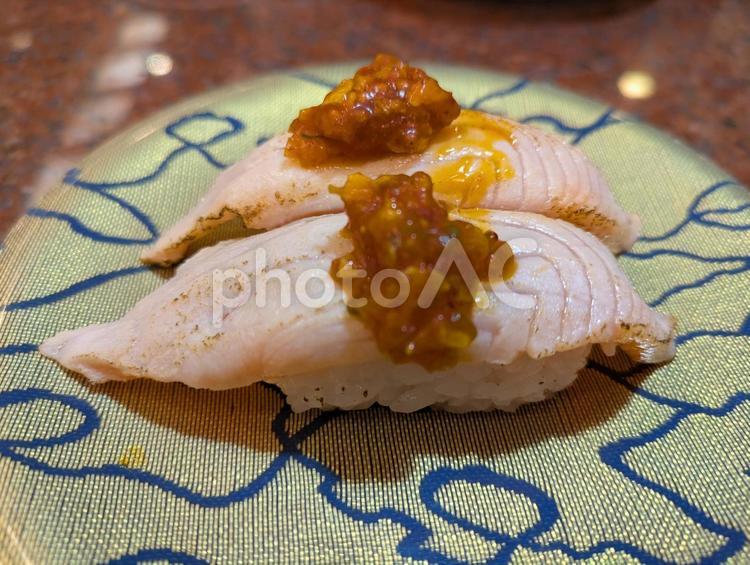 炙りサーモンにねぎとニンニクの回転寿司 炙り,サーモン,ねぎの写真素材