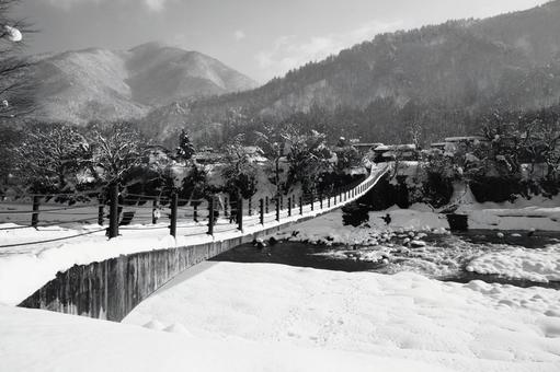雪の白川郷 雪の白川郷 白黒,橋,吊り橋の写真素材