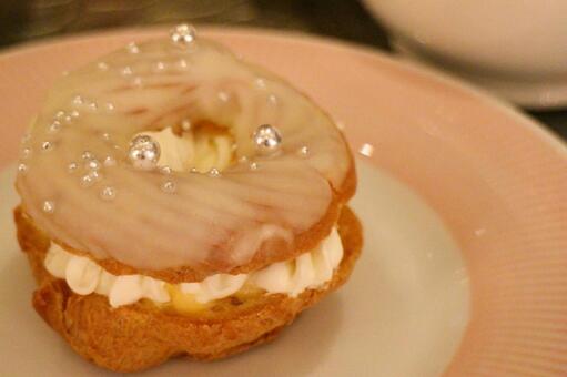 アザランが可愛いシュークリームドーナツ ドーナツ,クリーム,シューの写真素材