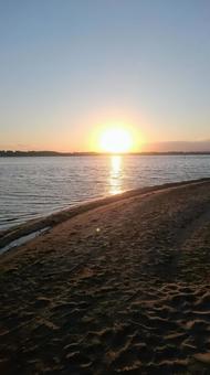 涸沼の夕日 涸沼の夕日 街,晴れ,山の写真素材