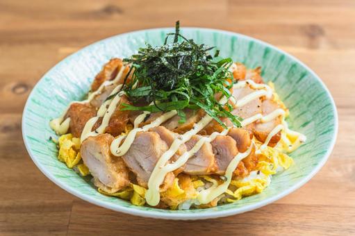 からマヨ丼 からマヨ丼 からマヨ丼,鶏のから揚げ,鶏肉の写真素材