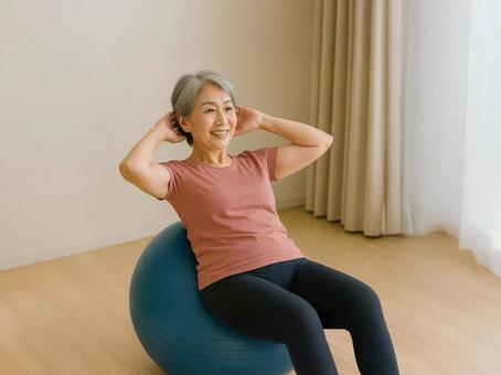 腹筋するシニア女性の写真