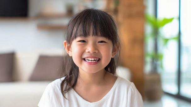 リビングで笑顔を見せる女の子の写真