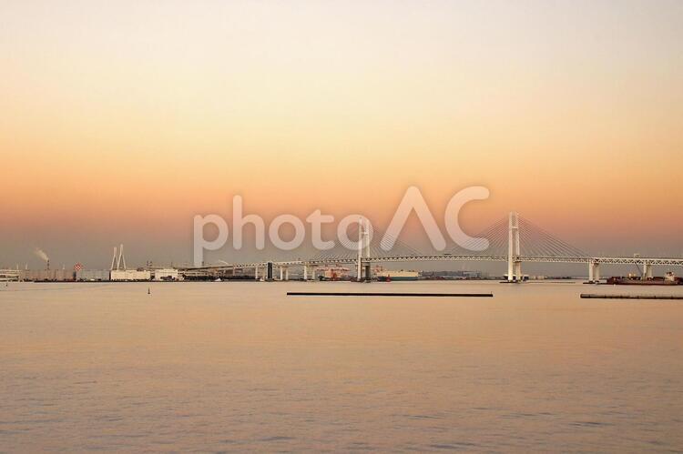 夕焼けの景色-3 みなとみらい21,オレンジ色,ベイブリッジの写真素材