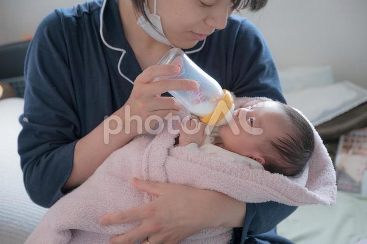 赤ちゃんと哺乳瓶(その９) 赤ちゃん,家族,日本人の写真素材
