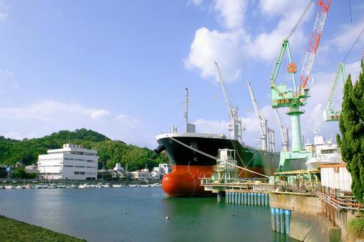穏やかな海、巨大な構造物の写真