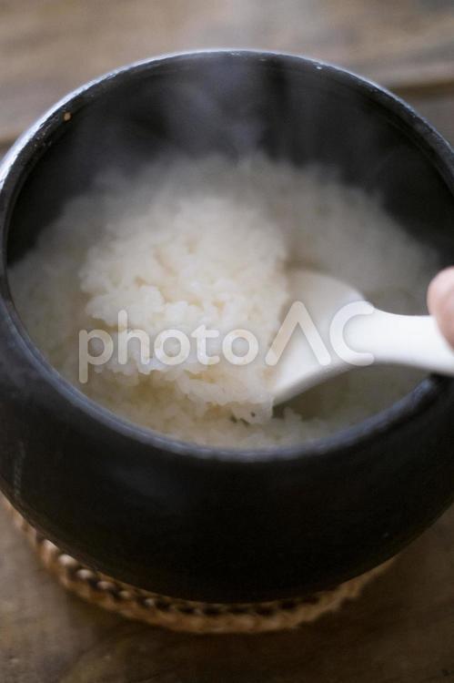 土鍋で炊きたてのごはん ごはん,炊きたて,土鍋の写真素材