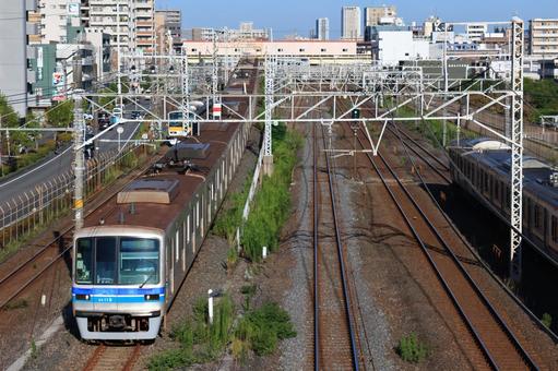 地下鉄直通列車が便利な西船橋の朝 地下鉄直通列車が便利な西船橋の朝の写真