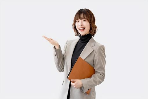 手で案内をする女性・ビジネスウーマン 手で案内をする女性・ビジネスウーマン 女性,笑顔,案内の写真素材