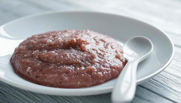 テーブルの上の離乳食初期のおかゆの写真