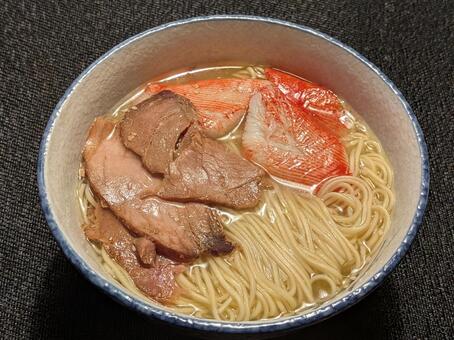 大雪過ぎの木曜日の朝に食べたラーメン 干しラーメン,チャーシューメン,カニカマの写真素材
