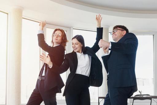 ハイテンションで踊るスーツの男女 男女,外国人,ビジネスの写真素材