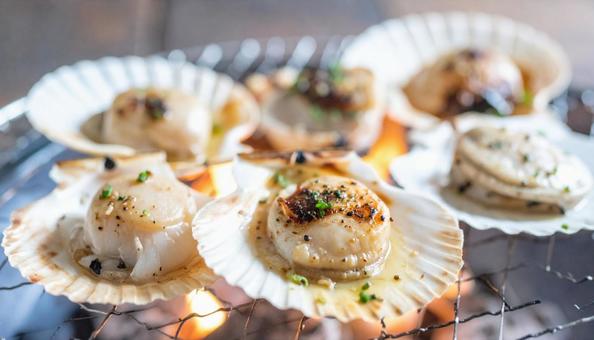 浜焼き 網で焼かれる魚介類 浜焼き 網で焼かれる魚介類の写真