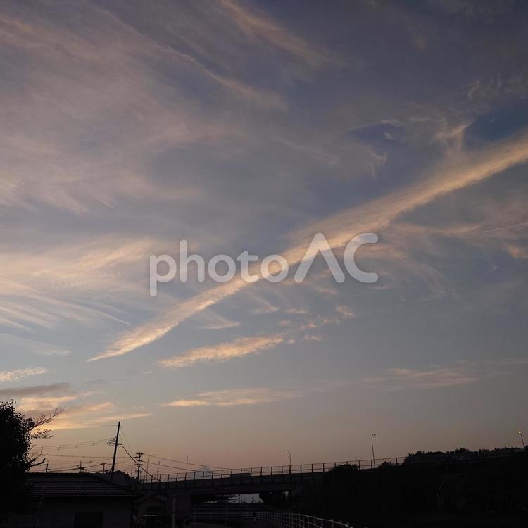 早朝の雲の美しい流れ 空,朝,雲の写真素材