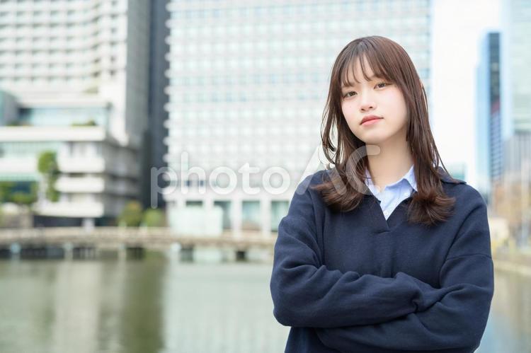 カメラ目線で腕を組む女子高生 カメラ目線,高校生,中学生の写真素材