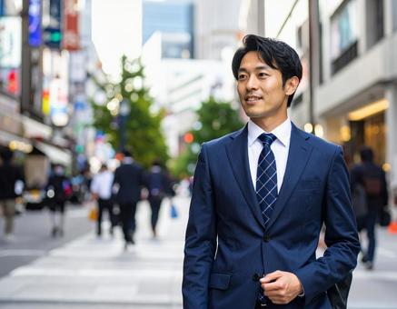街中を歩くサラリーマン 街中を歩くサラリーマンの写真