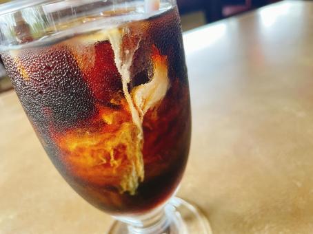 アイスコーヒーにミルクが混ざる瞬間 アイスコーヒーにミルクが混ざる瞬間 ドリンク,飲み物,アイスの写真素材