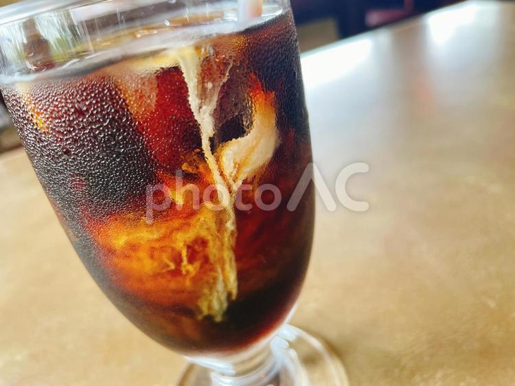 アイスコーヒーにミルクが混ざる瞬間 ドリンク,飲み物,アイスの写真素材