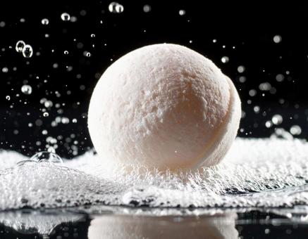 発泡して溶けるバスボムの写真