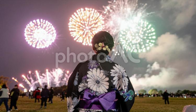 打ち上げ花火と浴衣姿の女性 花火,祭り,夜景の写真素材