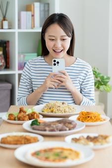 ダイエットの若い女性 ダイエットの若い女性 食べ物,料理,スマホの写真素材