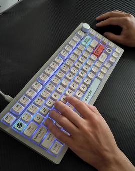 パソコンのキーボードとマウスをを触る手 パソコンのキーボードとマウスをを触る手 キーボード,テレワーク,省スペースの写真素材
