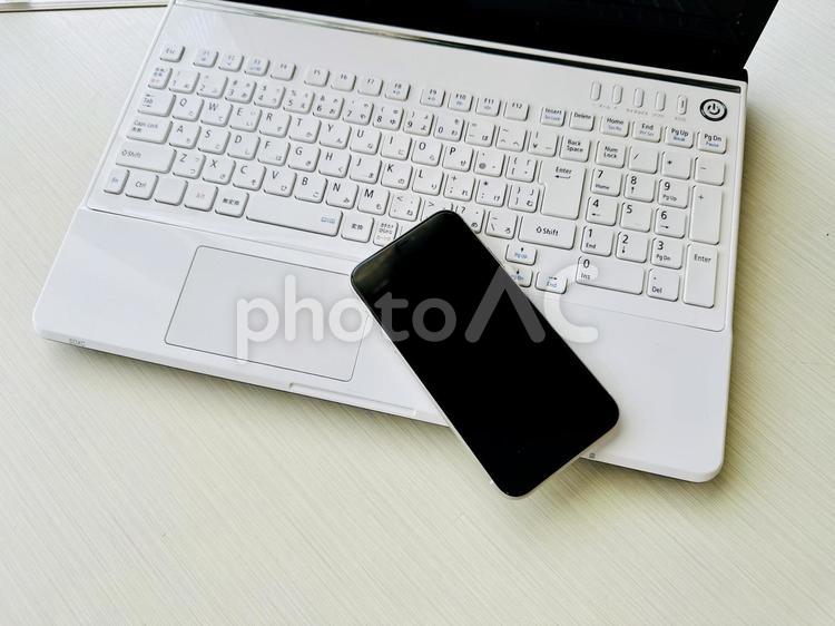 スマホとノートパソコン　転送　同期 スマホ,パソコン,ビジネスの写真素材