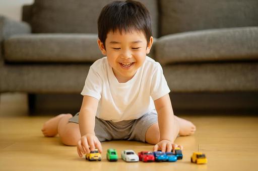 車のおもちゃで遊ぶ男の子 車のおもちゃで遊ぶ男の子の写真